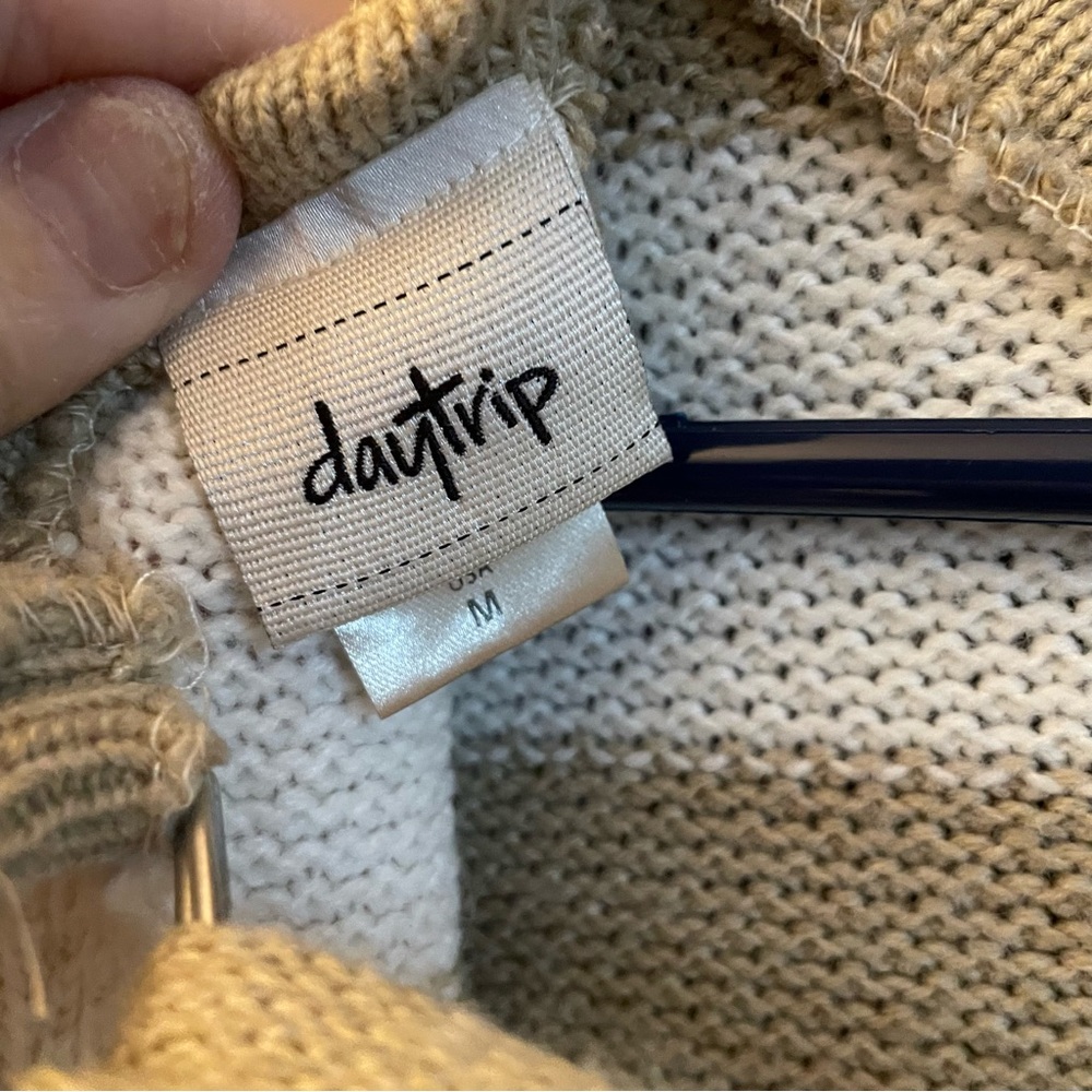 Daytrip Beige & Ivory Striped Cutout Back Sweater Size Medium - Picture 6 of 9